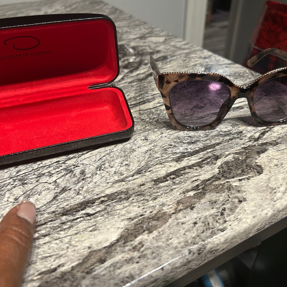 Diff Eyewear Brown and Black Sunglasses with Tortoiseshell Design - Picture 12 of 15